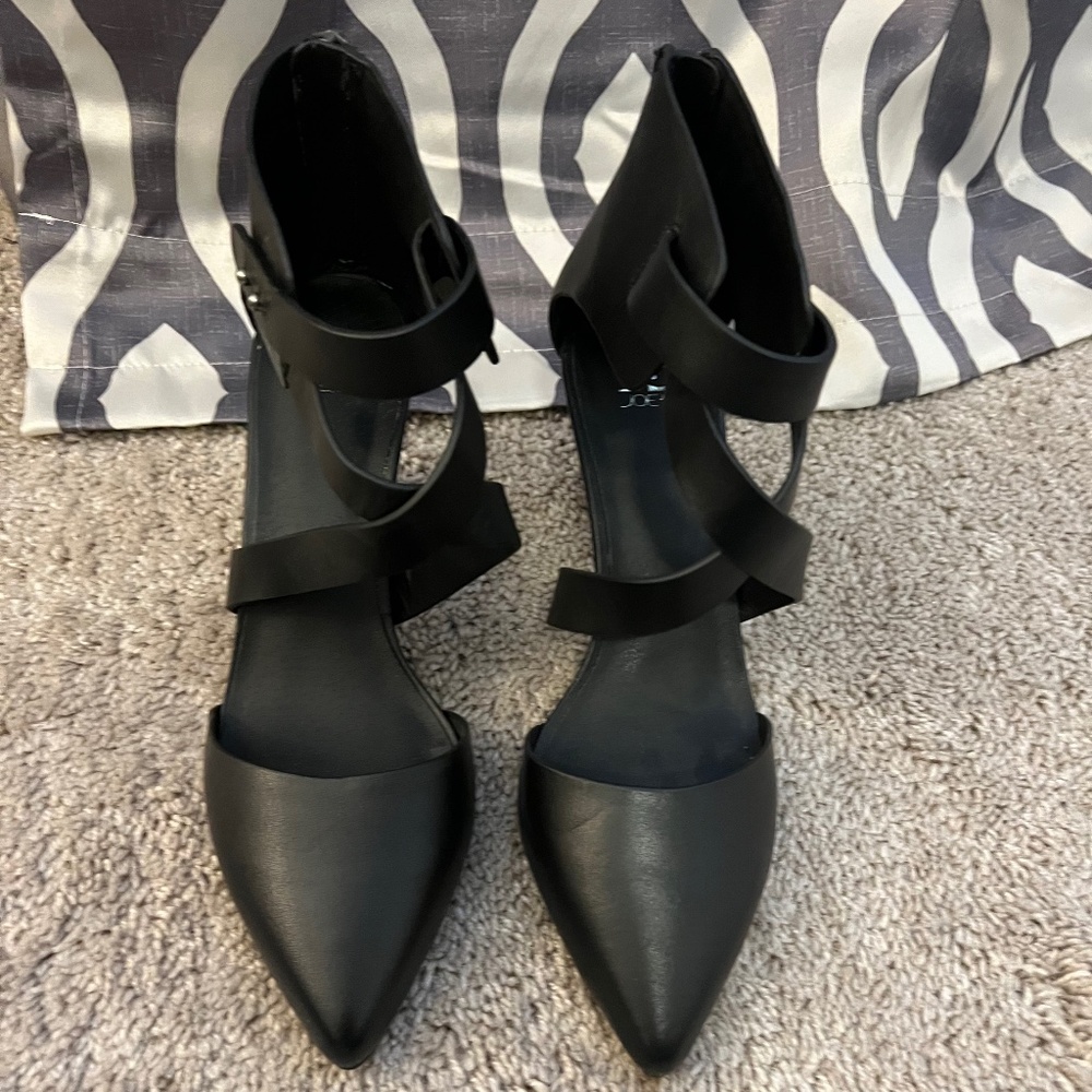 Stylish, Black Leather Shoe with a touch of edgy sophistication